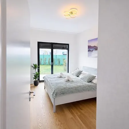 Peaceful Oasis Near Center - Free Parking, Terrace Apartment Prague