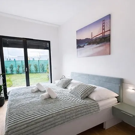 Peaceful Oasis Near Center - Free Parking, Terrace