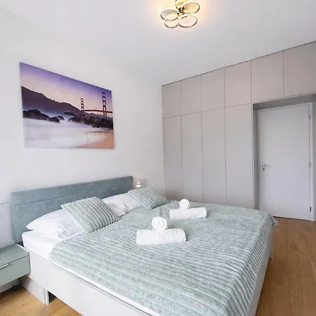 Apartment Peaceful Oasis Near Center - Free Parking, Terrace