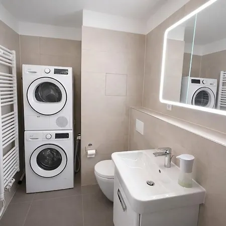 Peaceful Oasis Near Center - Free Parking, Terrace Apartment